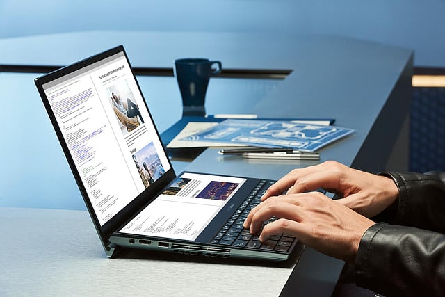 ল্যাপটপটিতে দুই পর্দা দিয়ে এক সঙ্গে করা যাবে নানা ধরনের কাজ। ছবি: আসুসের সৌজন্যে