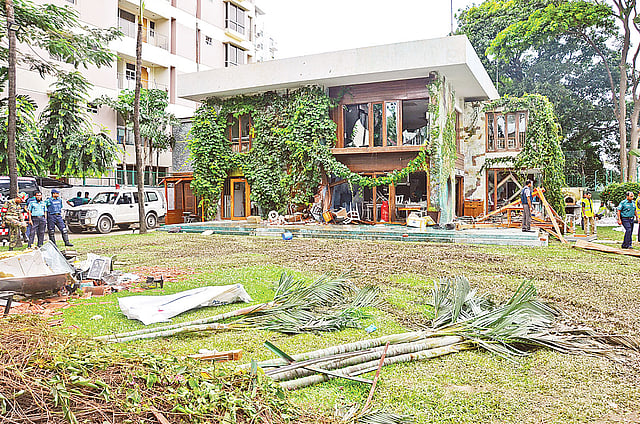২০১৬ সালের ১ জুলাই রাতে গুলশানের হোলি আর্টিজান বেকারিতে হামলা করেছিল সশস্ত্র জঙ্গিরা। পরের দিন সকালে কমান্ডো অভিযানের পর হোলি আর্টিজান প্রাঙ্গণের চিত্র।  ছবি: সংগৃহীত