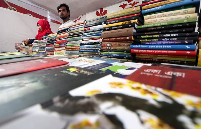 বই সুন্দরভাবে সাজিয়ে রেখেছেন। এখন ক্রেতার জন্য অপেক্ষা।