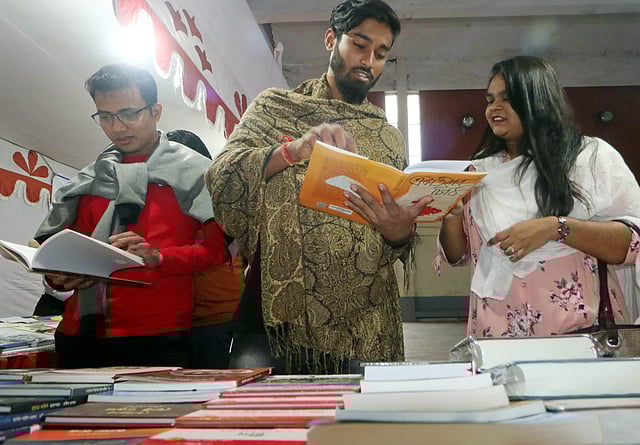 ‘একাত্তেরর চিঠি’ বইটি উৎসুক চোখে দেখছেন পাঠক।