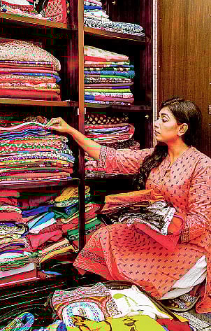 ড্রয়ারে কাপড় গুছিয়ে রাখতে পারেন সব সময়ই। মডেল: এ্যানি আসকার, ছবি: খালেদ সরকার