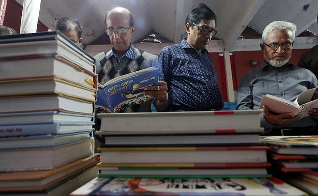 প্রবীণ ব্যক্তিরা খুঁজে দেখছেন ভালোলাগার বই।