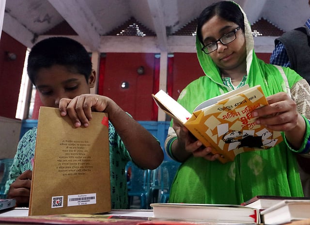 বড়দের সঙ্গে ছোটরাও বই কেনায় আগ্রহী।