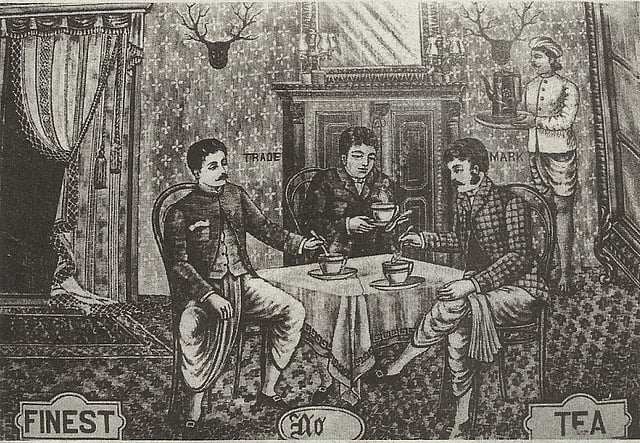 প্রিয় গোপাল দাসের (১৮৭০-১৯২৬) ছবিতে বাবুদের বৈঠকখানায় চা পানের আসর। গৌতম ভদ্রের লেখা ‘ফ্রম এন ইমপেরিয়াল প্রোডাক্ট টু এ ন্যাশনাল ড্রিংক’ শীর্ষক গ্রন্থ (২০০৫) থেকে ছবিটি নেওয়া।