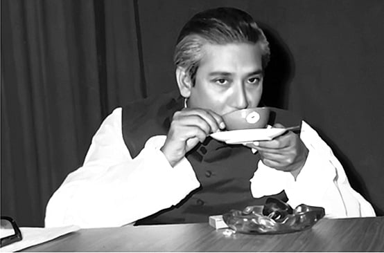 ১৯৭০-এর নির্বাচনে বেতার ও টেলিভিশন ভাষণের আগে চা পানরত বঙ্গবন্ধু শেখ মুজিবুর রহমান। ছবিটি প্রখ্যাত ফটো সাংবাদিক প্রয়াত লুৎফর রহমানের তোলা।