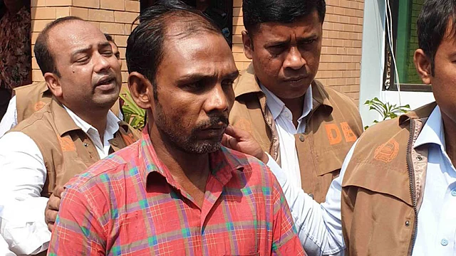 বাবু শেখ ঠান্ডা মাথায় ২০ জনকে খুন করেছেন। চুরি ও লুট করার সঙ্গে সঙ্গে ধর্ষণও করেছেন। তাঁর পছন্দের শিকার মধ্যবিত্ত পরিবারের নারী। ফাইল ছবি
