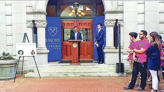 এমোরি বিশ্ববিদ্যালয়ে হোসেন–কবির রুমের উদ্বোধনী অনুষ্ঠানে লেখক, ২৯ মার্চ ২০১৭।