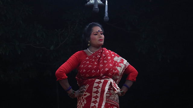 ‘ভিখারিনি মা’ যাত্রায় এক শিল্পীর অভিনয় দৃশ্য।