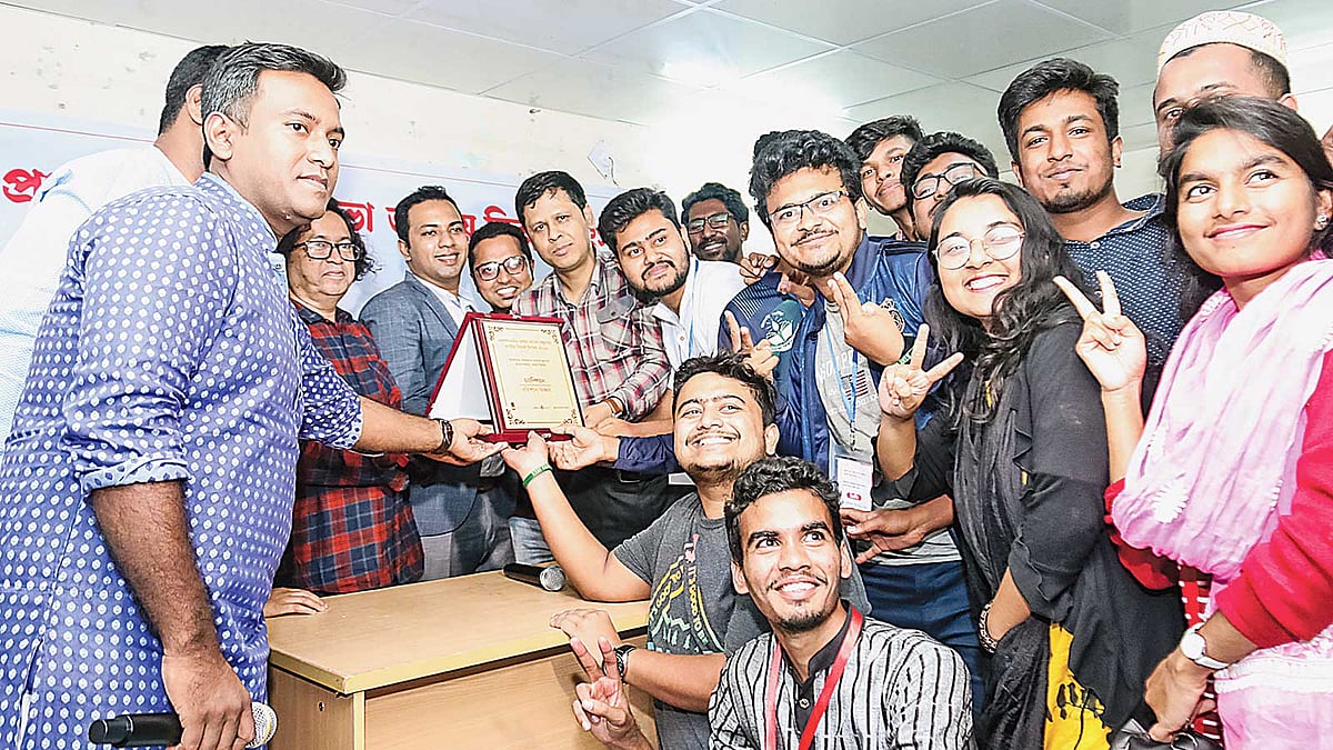 একশনএইড-প্রথম আলো বন্ধুসভা জাতীয় বিতর্ক উৎসবে বিজয়ী দলের সদস্যদের বাঁধভাঙা উচ্ছ্বাস। গতকাল সন্ধ্যায় বরিশাল বিশ্ববিদ্যালয়ের কীর্তনখোলা মিলনায়তনে।  প্রথম আলো