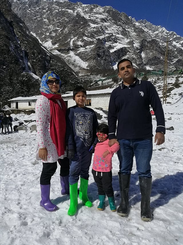 চারপাশে আকাশচুম্বী পাহাড়। আর পাহাড়ের চূড়াগুলো বরফে মোড়ানো থাকে। ছবি: লেখক