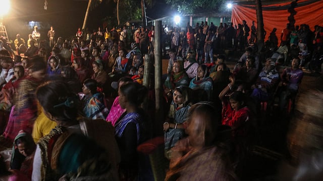 দর্শকে ভরপুর যাত্রার মাঠ।