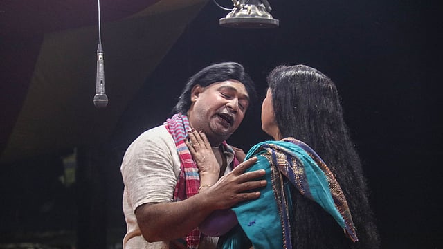 একে একে নানা চরিত্রের আগমন।