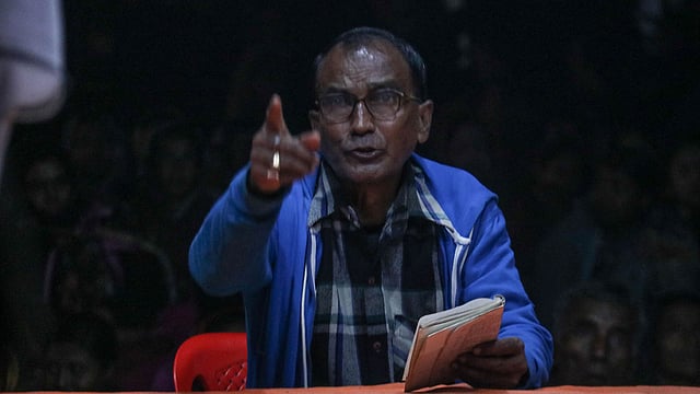 যাত্রাপালায় অন্যতম ভূমিকা পালন করেন প্রম্পটার। তিনি আড়ালে থেকে শিল্পীদের ডায়ালগ বলে দেন।