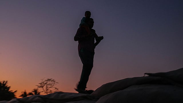যাত্রা দেখে ছেলেকে কাঁধে করে ঘরে ফিরে চলা।