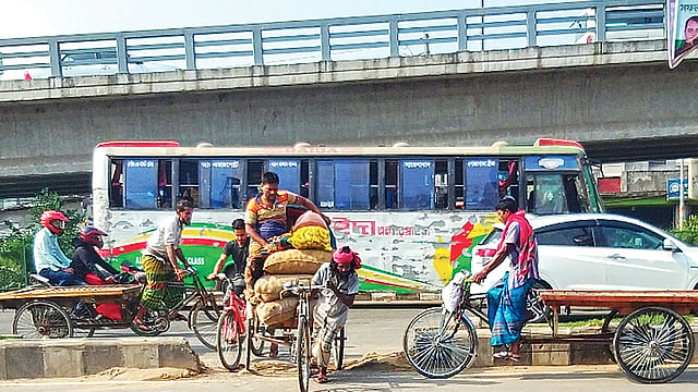 বাড্ডা ইউলুপের নিচে সড়ক বিভাজক ভেঙে তৈরি হয়েছে পথ। এভাবেই ঝুঁকি নিয়ে পার হচ্ছে যানবাহন।  ছবি:  প্রথম আলো