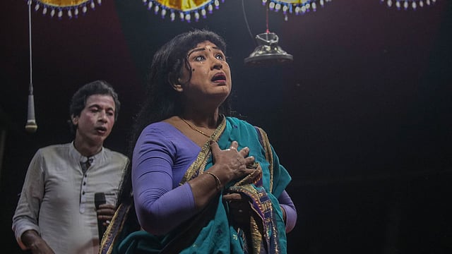 দুঃখিনী মায়ের কান্না আর সংলাপে ভারী হয়ে ওঠে দর্শকের হৃদয়।