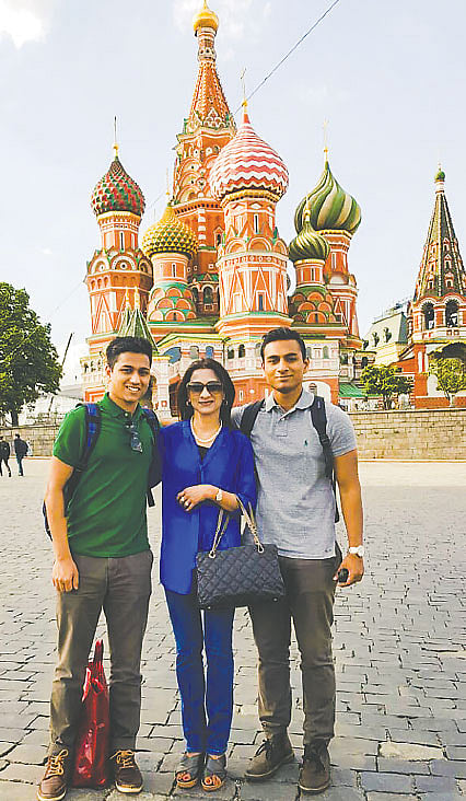 মস্কোর সেন্ট বাসিল’স ক্যাথেড্রালের সামনে মা সিমিন হোসেনের সঙ্গে দুই ছেলে ফারাজ আইয়াজ হোসেন (বাঁয়ে) ও  যারেফ আয়াত হোসেন। ছবি: সংগৃহীত