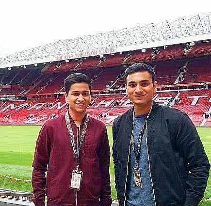 ইংল্যান্ডের ম্যানচেস্টারে ওল্ড ট্রাফোর্ড স্টেডিয়ামে ফারাজ ও যারেফ।