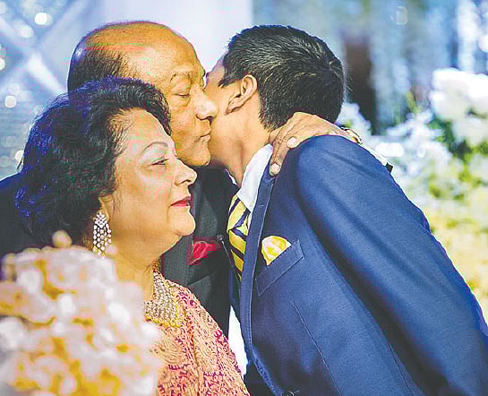 নানি শাহনাজ রহমান ও নানা লতিফুর রহমানের সঙ্গে ফারাজ।