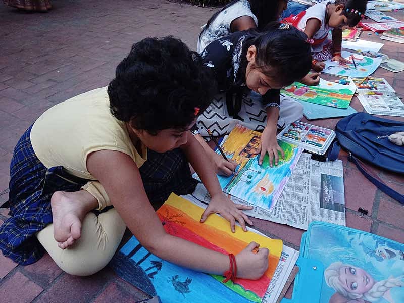 নড়াইলে চিত্রশিল্পী এস এম সুলতানের স্মরণে সুলতান উৎসব উপলক্ষে আজ নড়াইল জেলা শহরের মাছিমদিয়া এলাকায় শিল্পীর সমাধি চত্বরে চিত্রাঙ্কন প্রতিযোগিতার আয়োজন করা হয়।