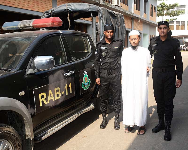 নরসিংদীর মাধবদীতে অভিযান চালিয়ে জেএমবি নেতা মো. আতিক উল্লাহকে গ্রেপ্তার করেছে র‍্যাব। ছবি: সংগৃহীত