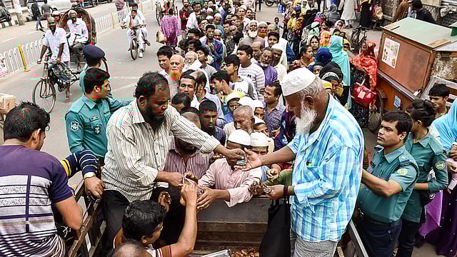 দ্বিতীয় দফায় বরিশালের পাঁচটি স্থানে ন্যায্যমূল্যে ৪৫ টাকা কেজি দরে পেঁয়াজ বিক্রি শুরু করেছে টিসিবি। সেই পেঁয়াজ কিনতে ভিড় করেছেন অনেক ক্রেতারা। আজ রোববার নগরের ফজলুল হক এভিনিউ এলাকায়। ছবি: সাইয়ান