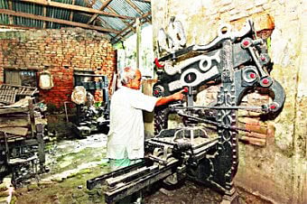 কাঙাল হরিনাথের মুদ্রণযন্ত্র দেখাচ্ছেন প্রপৌত্র অশোক মজুমদার। ছবি: জাহিদুল করিম