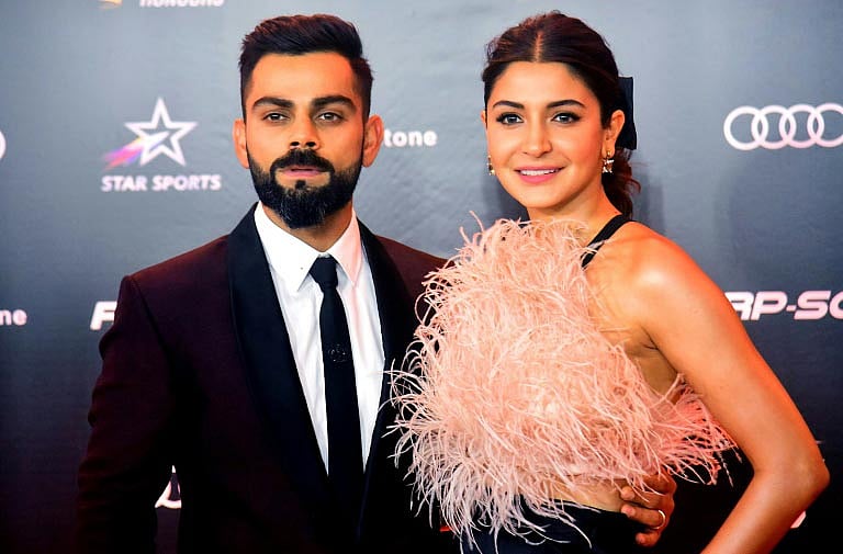 স্ত্রী আনুশকা শর্মার পাশে দাঁড়ালেন বিরাট কোহলি। ছবি : এএফপি