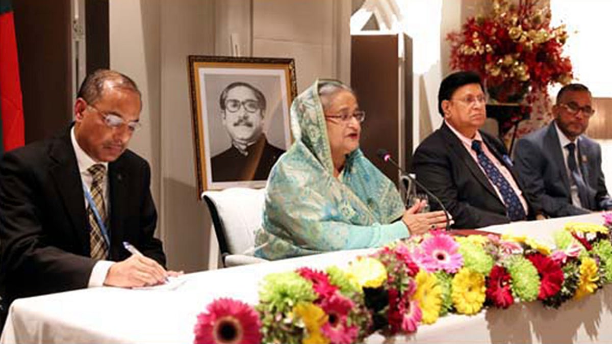 মাদ্রিদের স্থানীয় সময় রোববার সন্ধ্যায় হোটেল ভিলা মাগনায় প্রধানমন্ত্রীর সম্মানে স্পেনে বাংলাদেশ দূতাবাস আয়োজিত সংবর্ধনা অনুষ্ঠানে শেখ হাসিনা। ছবি: বাসস