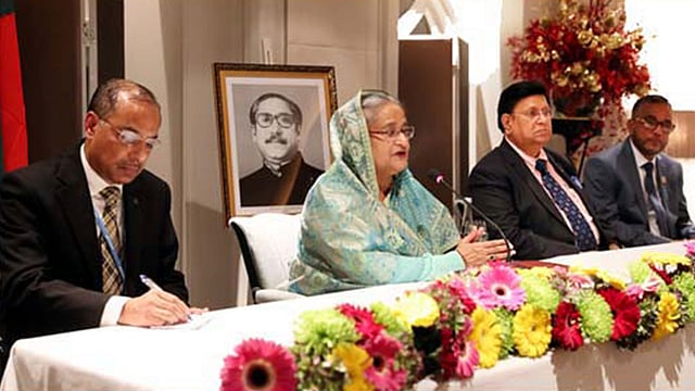 মাদ্রিদের স্থানীয় সময় রোববার সন্ধ্যায় হোটেল ভিলা মাগনায় প্রধানমন্ত্রীর সম্মানে স্পেনে বাংলাদেশ দূতাবাস আয়োজিত সংবর্ধনা অনুষ্ঠানে শেখ হাসিনা। ছবি: বাসস