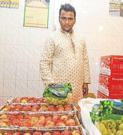 নিজের ফলের দোকানে আলী হোসেন। জুয়েল শীল