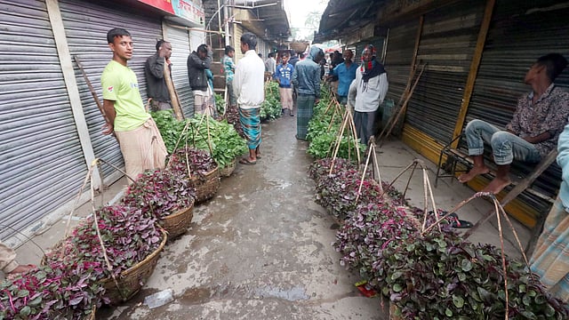 শাকের বাজারের বিক্রির অপেক্ষায় বিক্রেতারা