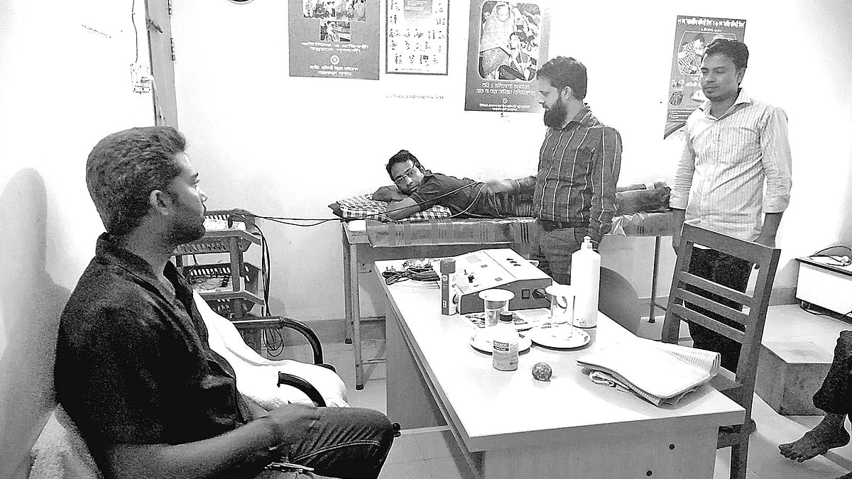 প্রতিবন্ধী সেবা ও সাহায্যকেন্দ্রের একটি থেরাপি কক্ষ। গতকাল সকালে।  ছবি: প্রথম আলো