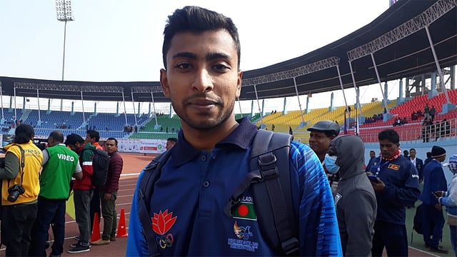 রুপা জয়ের পর মাহফুজুর রহমান। ছবি: প্রথম আলো