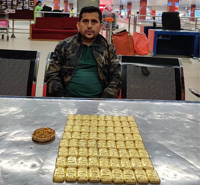 জব্দ করা সোনাসহ আটক যাত্রী হিমেল খান। ছবি: কাস্টমস হাউসের সৌজন্যে