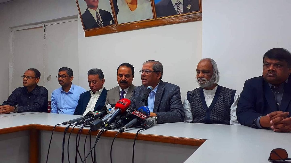 নিত্যপ্রয়োজনীয় পণ্যের দাম নিয়ন্ত্রণে ব্যর্থতার কথা তুলে ধরে সংবাদ সম্মেলন করেন বিএনপির মহাসচিব মির্জা ফখরুল ইসলাম আলমগীর। ছবি: প্রথম আলো