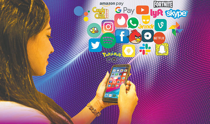 বছর দশেক আগেও এসবের তেমন কোনো প্রভাব ছিল না, আজ জীবনযাপনের দরকাির অনুষঙ্গেই পরিণত হয়েছে নানারকম অ্যাপ। গ্রাফিকস: মনিরুল ইসলাম