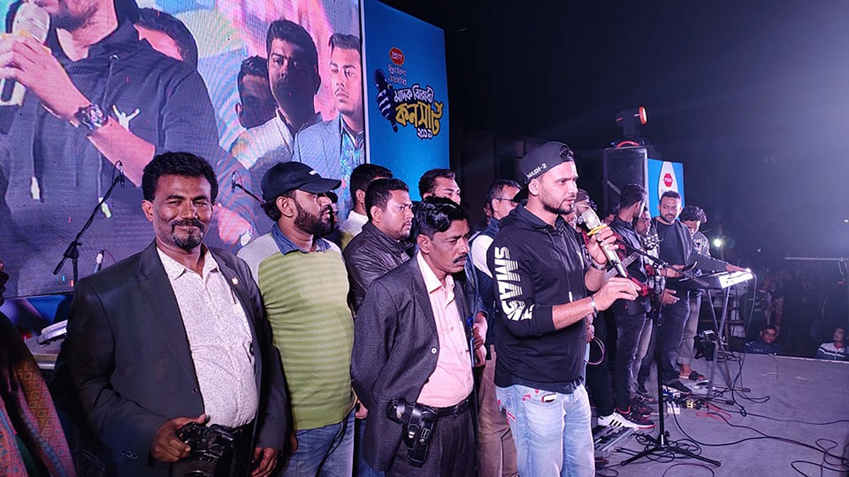 নড়াইল সরকারি বালক উচ্চবিদ্যালয় মাঠে অনুষ্ঠিত মাদকবিরোধী কনসার্টে বক্তব্য দিচ্ছেন বাংলাদেশ জাতীয় ওয়ানডে ক্রিকেট দলের অধিনায়ক মাশরাফি বিন মুর্তজা। ছবি: প্রথম আলো
