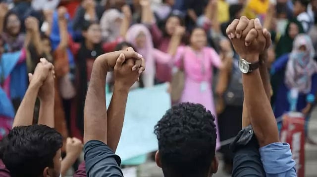 নিরাপদ সড়কের দাবিতে গত বছর শিক্ষার্থীরা রাস্তায় নেমেছিল। ফাইল ছবি