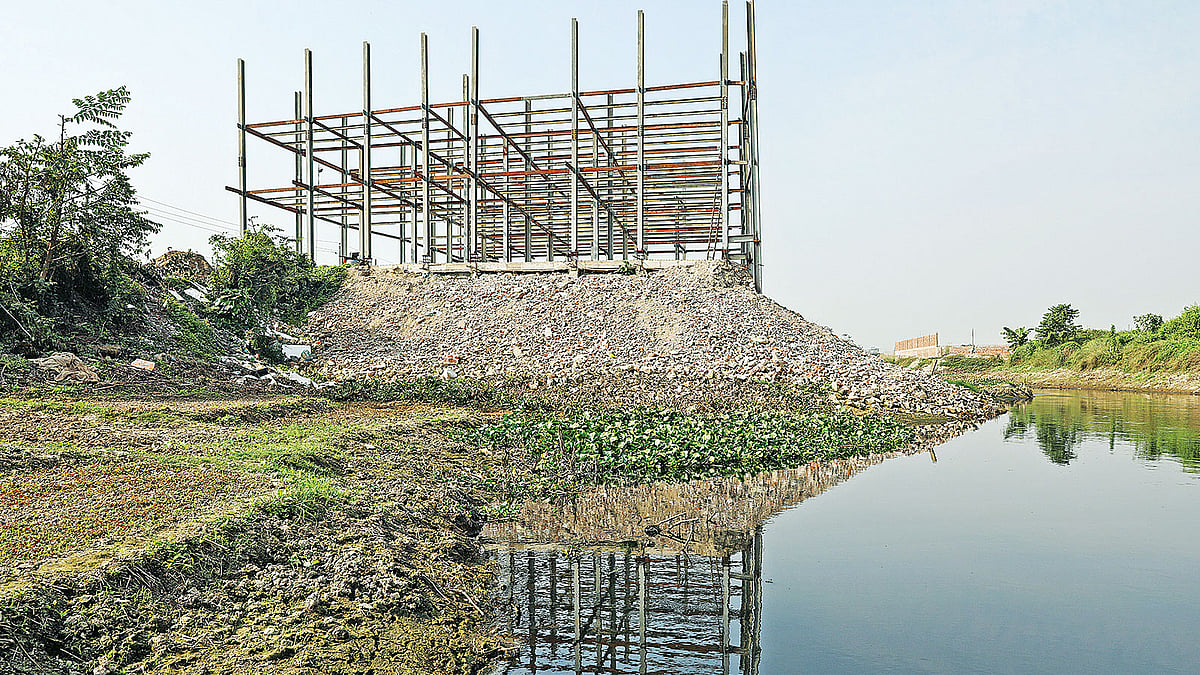 সুতিভোলা খালের জায়গা দখল করে চলছে বাণিজ্যিক ভবন নির্মাণের কাজ। সম্প্রতি সাতারকুলে। ছবি : সাইফুল ইসলাম