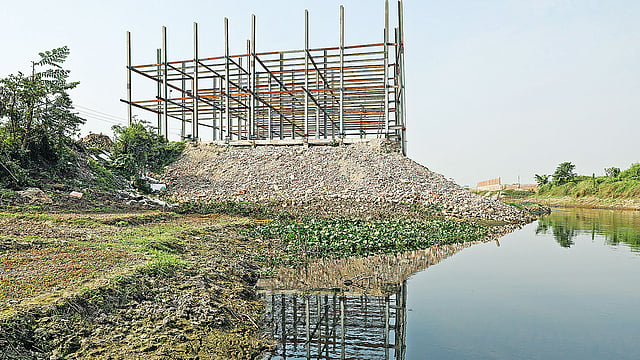 সুতিভোলা খালের জায়গা দখল করে চলছে বাণিজ্যিক ভবন নির্মাণের কাজ। সম্প্রতি সাতারকুলে।  ছবি : সাইফুল ইসলাম