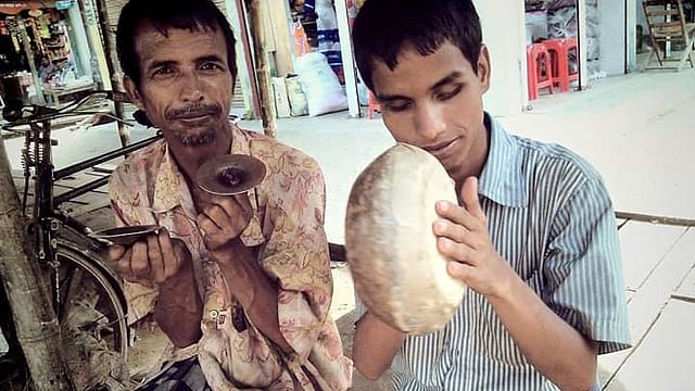 জন্মান্ধ আছর আলীর জীবন চলে গান গেয়েই। ছবি: লেখক