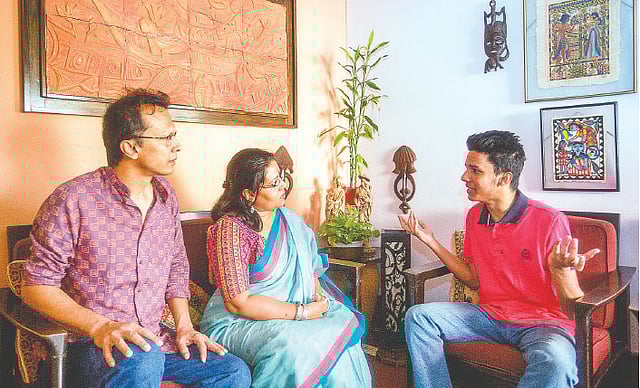 সন্তানের অভিযোগে তাৎক্ষণিক রেগে না গিয়ে পরে তাকে বুঝিয়ে বলুন। মডেল: জাকির, তানভীরা ও ঋভু, ছবি: সুমন ইউসুফ