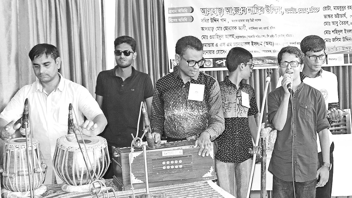 স্বেচ্ছাসেবী সংগঠন পরশ আয়োজিত অনুষ্ঠানে গান করছেন দৃষ্টিপ্রতিবন্ধী শিক্ষার্থীরা। সংগৃহীত