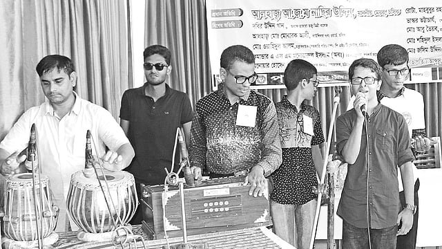 স্বেচ্ছাসেবী সংগঠন পরশ আয়োজিত অনুষ্ঠানে গান করছেন দৃষ্টিপ্রতিবন্ধী শিক্ষার্থীরা।  সংগৃহীত