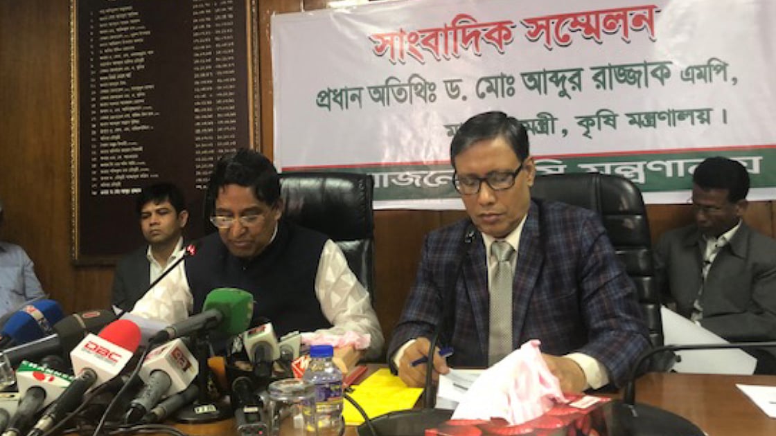 সচিবালয়ে সংবাদ সম্মেলনে কৃষিমন্ত্রী। ছবি: ইউএনবি