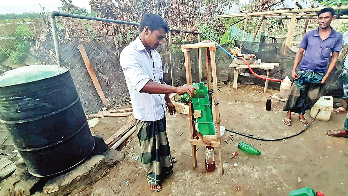 বাঘাইছড়ির গাড়িচালক মো. শফিকুল ইসলাম পরিত্যক্ত প্লাস্টিক দিয়ে তেল তৈরি করছেন। সংগৃহীত