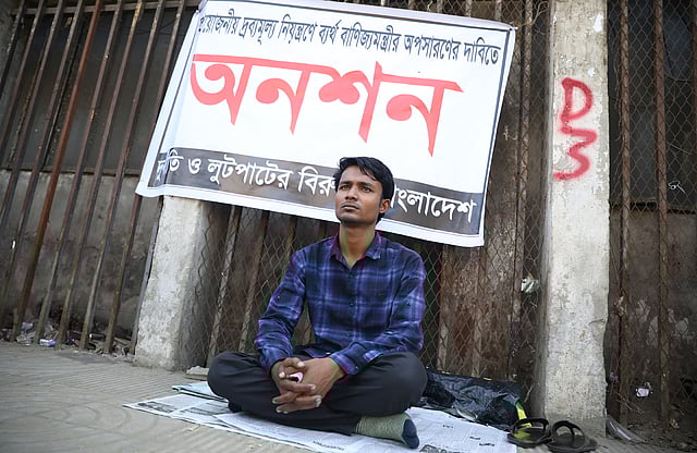 জাতীয় প্রেসক্লাবের সামনে অনশন করছেন আরমান হোসেন। ঢাকা, ৫ ডিসেম্বর। ছবি: আবদুস সালাম