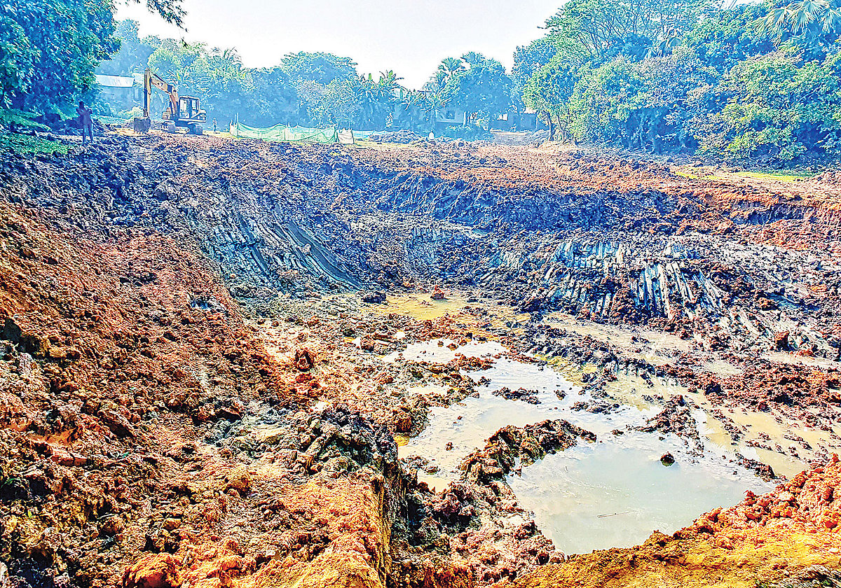 সোনারগাঁ উপজেলার সাদিপুর বড়বাড়ি গ্রামে কৃষকদের ফসলি জমির মাটি কেটে নেওয়া গর্তের সৃষ্টি হয়েছে। গতকাল তোলা। ছবি: প্রথম আলো