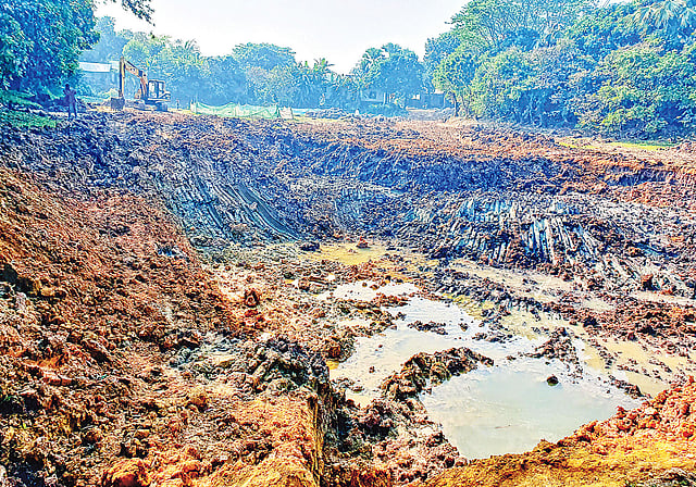 সোনারগাঁ উপজেলার সাদিপুর বড়বাড়ি গ্রামে কৃষকদের ফসলি জমির মাটি কেটে নেওয়া গর্তের সৃষ্টি হয়েছে। গতকাল তোলা।   ছবি: প্রথম আলো